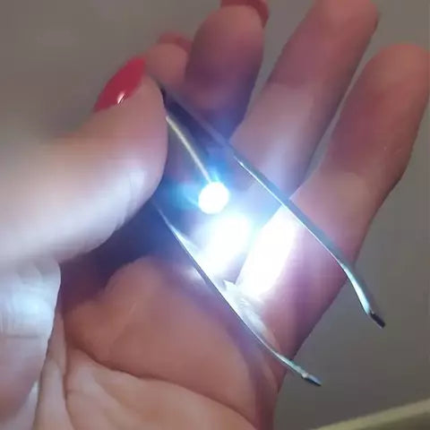Pinça de sobrancelha do aço inoxidável com luz conduzida, leve e portátil